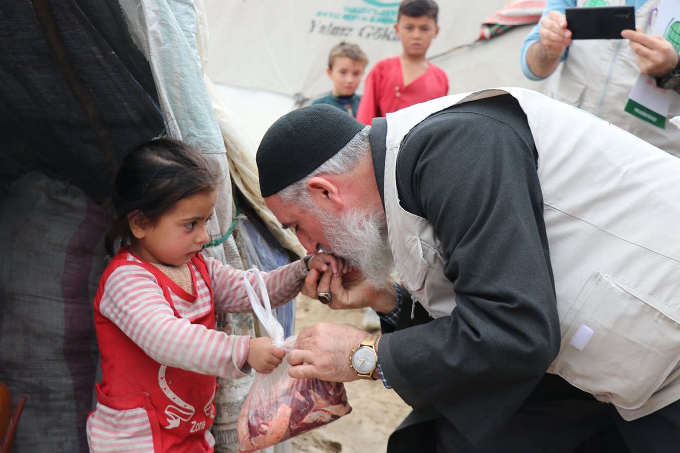 Umut Kervanı Afganistan'da binlerce kişiye kurban eti ulaştırdı Umut Kervanı Afganistan'da binlerce kişiye kurban eti ulaştırdı